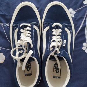 Excellent condition men's size 11 navy and cream vans